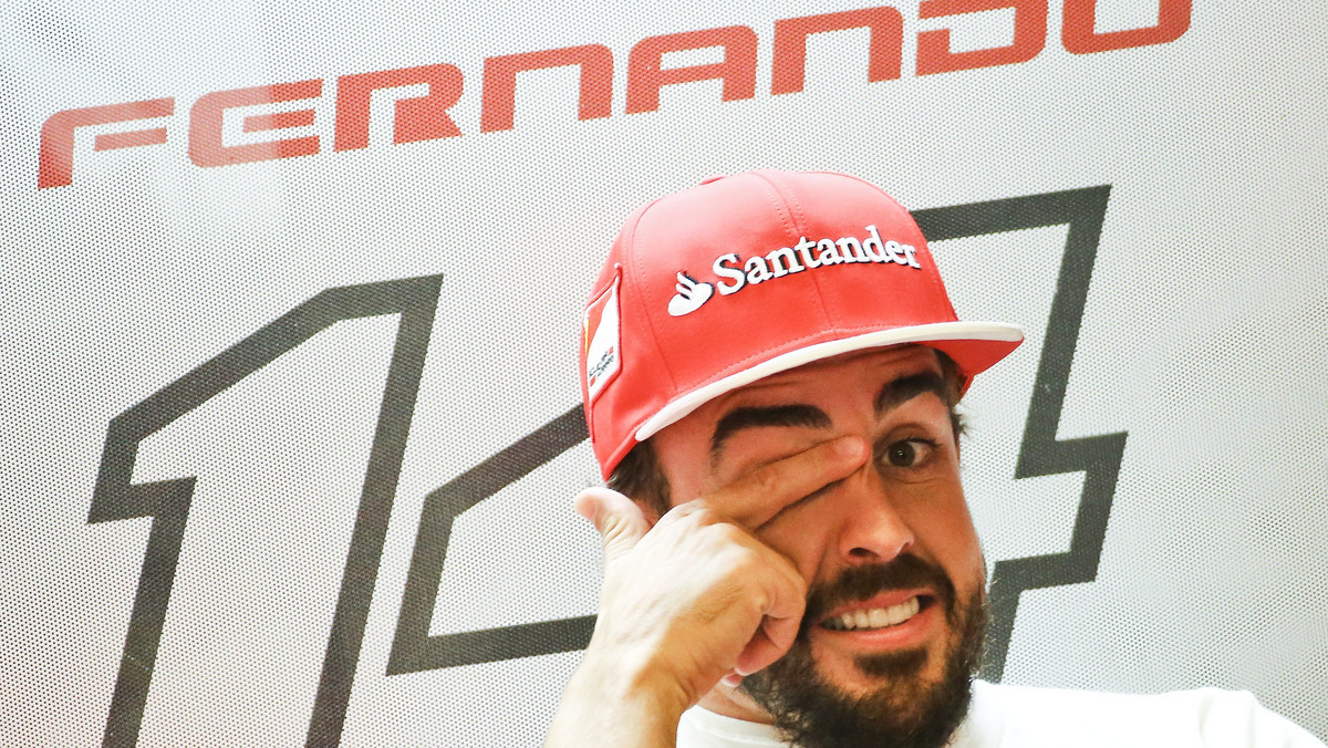 Fernando Alonso, hiszpański kierowca wyścigowy, podczas jednej z ostatnich konferencji prasowych swojego sponsora, nie potrafił ukryć wzruszenia. Sportowiec został miło zaskoczony przez kibiców ze Stanów Zjednoczonych.