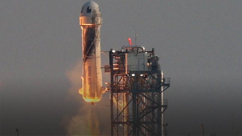 Jeff Bezos poleciał w kosmos. Rakieta New Shepard przekroczyła granicę atmosfery