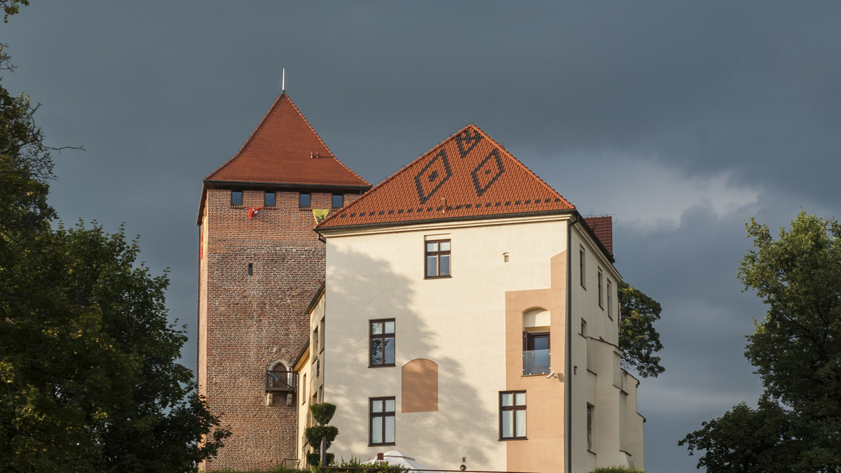 Trwają prace przy zabezpieczeniu przed osuwaniem się wzgórza nad rzeką Sołą w Oświęcimiu, na którym stoją średniowieczne zamek i wieża – poinformowała rzecznik oświęcimskiego magistratu Katarzyna Kwiecień.