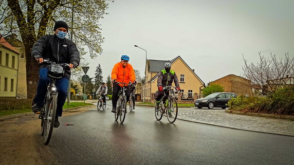 Wiosna w tym roku się do nas nie spieszy, dlatego turyści w Drawsku Pomorskim postanowili wyruszyć aby ją powitać. 2 maja zorganizowano dwa rajdy turystyczne: pieszy i rowerowy.