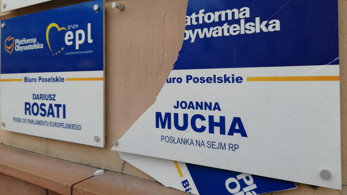 Nieznany sprawca uszkodził tabliczkę informacyjną przy wejściu do biura regionu Platformy Obywatelskiej w Lublinie. Dotyczy to tylko tablicy biura Joanny Muchy. Pozostałe zostały nietknięte. Sprawę bada już lubelska policja.