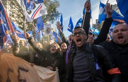 Manifestacja policjantów w Paryżu. Gonią przestępców na rowerach lub taksówką