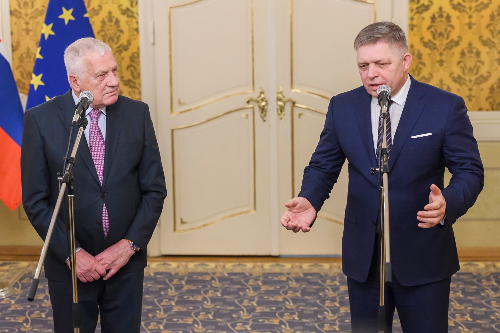 Zľava bývalý prezident ČR Václav Klaus a predseda vlády SR Robert Fico (Smer-SD).