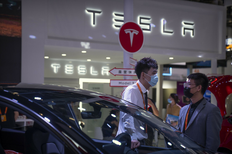 Tesla na China International Fair for Trade in Services (CIFTIS) w Pekinie, 2 września 2022 r.