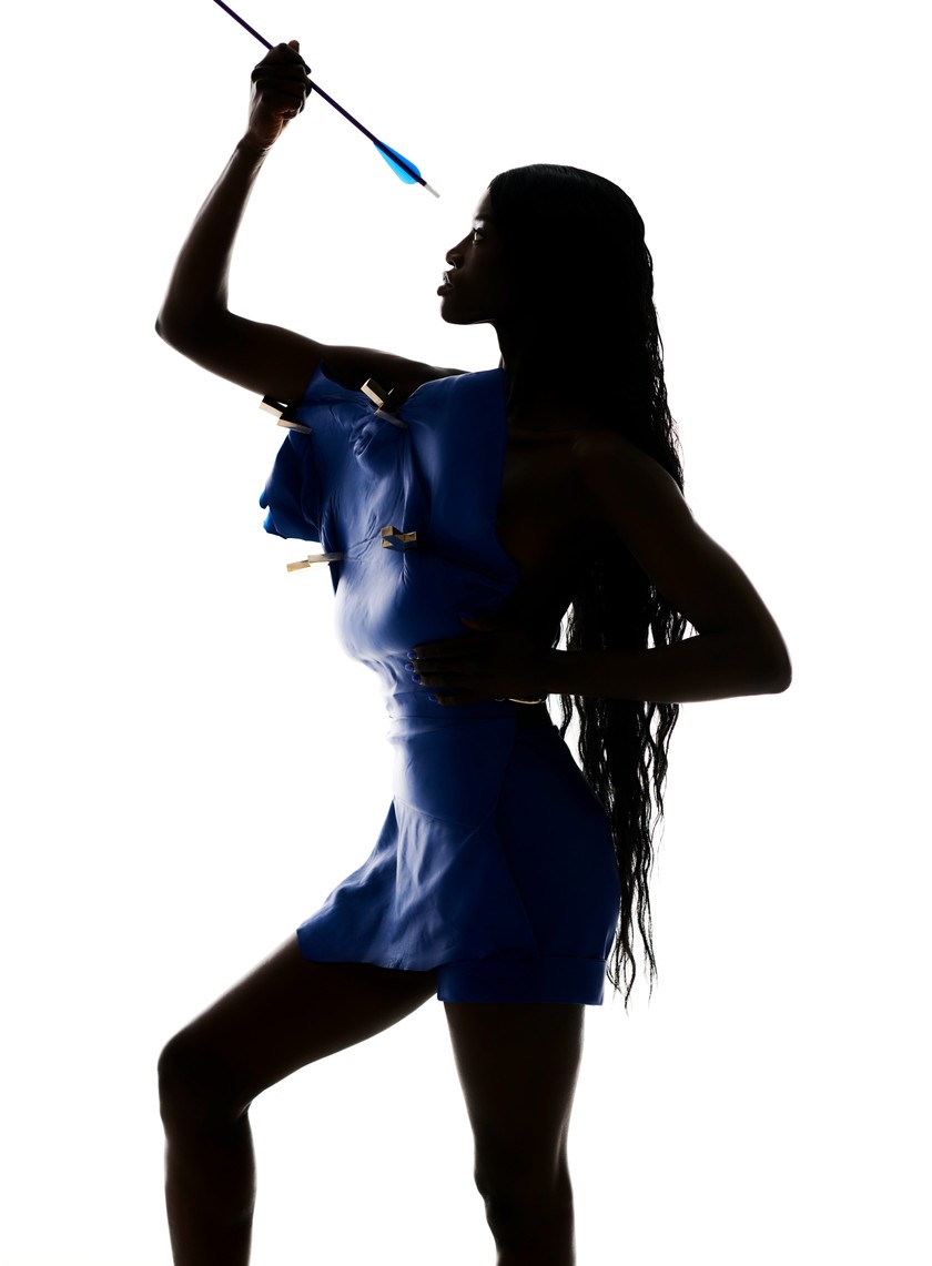 AMORPHOSE Oberteil aus Leder mit grobem Kettendetail am Rücken. Hoch geschnittene Ledershorts.