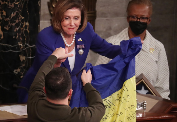 Zełenski wręczył spikerce Izby Reprezentantów Nancy Pelosi i wiceprezydent Kamali Harris ukraińską flagę przywiezioną z Bachmutu i podpisaną przez walczących tam ukraińskich żołnierzy