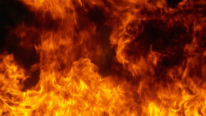 Hatalmas lánggal égett két jármű a maglódi parkolóban – Helyszíni fotók és videó a brutális tűzről