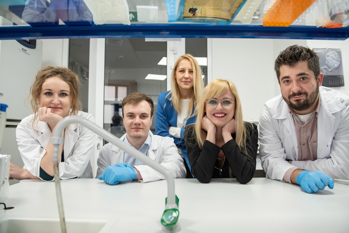 W kolejności od lewej strony w pierwszym rzędzie Zespół Naukowców : dr n. farm. Paulina Kazimierczak, dr n. farm. Władysław Vivcharenko, dr hab. n. farm. Agata Przekora-Kuśmierz, mgr Michał Wójcik, Samodzielna Pracownia Inżynierii Tkankowej i Medycyny Regeneracyjnej; oraz dr n. med. Agnieszka Borzęcka, Kierownik Ośrodka Popularyzacji Nauki, Uniwersytetu Medycznego w Lublinie (z tyłu na zdjęciu)