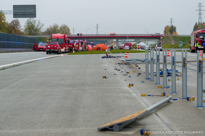 Ćwiczenia służb ratowniczych na autostradzie