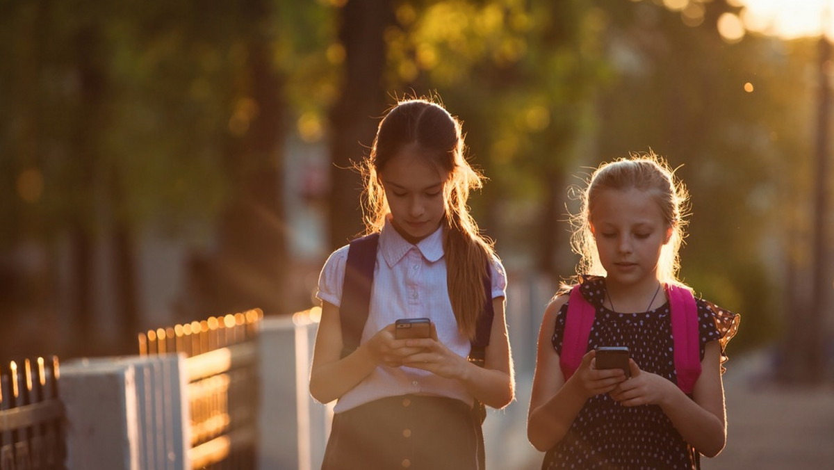 Promieniowanie trzymanych blisko głowy telefonów może pogarszać działanie tzw. pamięci figuratywnej. To wyniki epidemiologicznego badania obejmującego 700 młodych osób.