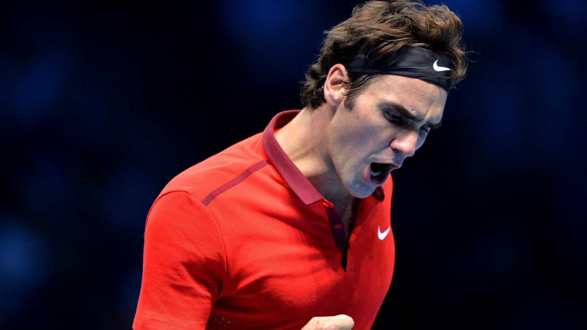 Roger Federer (2. ATP) po niezwykle emocjonującym spotkaniu po raz dziewiąty w karierze awansował do finału turnieju Masters. W sobotnim półfinale ATP World Tour Finals 33-letni Szwajcar obronił cztery piłki meczowe w pojedynku ze Stanem Wawrinką (4. ATP), by ostatecznie wygrać 4:6, 7:5, 7:6(6). W meczu o zwycięstwo w imprezie rozgrywanej w londyńskiej O2 Arena zmierzy się z Novakiem Djokoviciem.