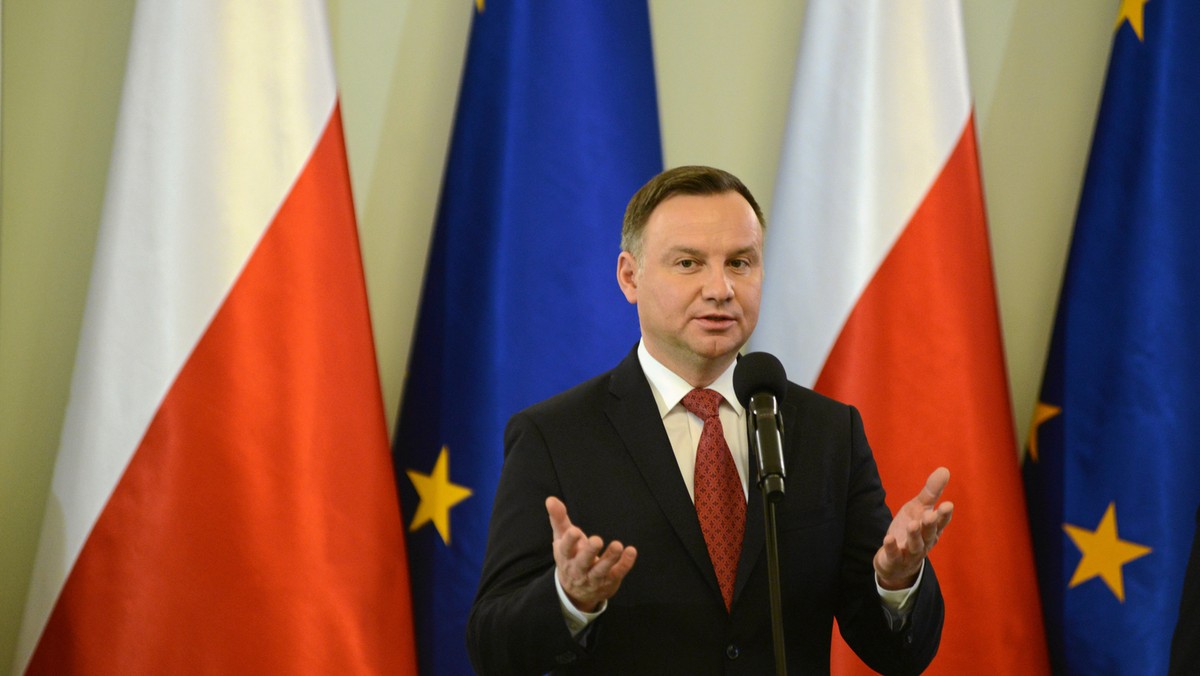 Andrzej Duda podpisał nowe zarządzenie w sprawie zasad wynagradzania pracowników Kancelarii Prezydenta RP - informuje RMF FM. Czy to oznacza, że podwładni głowy państwa mogą liczyć na podwyżki?