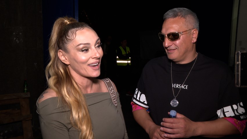 Lunina sestra Nina Đogani se slikala na radnom mestu: Raskopčala trenerku, obline u prvom planu