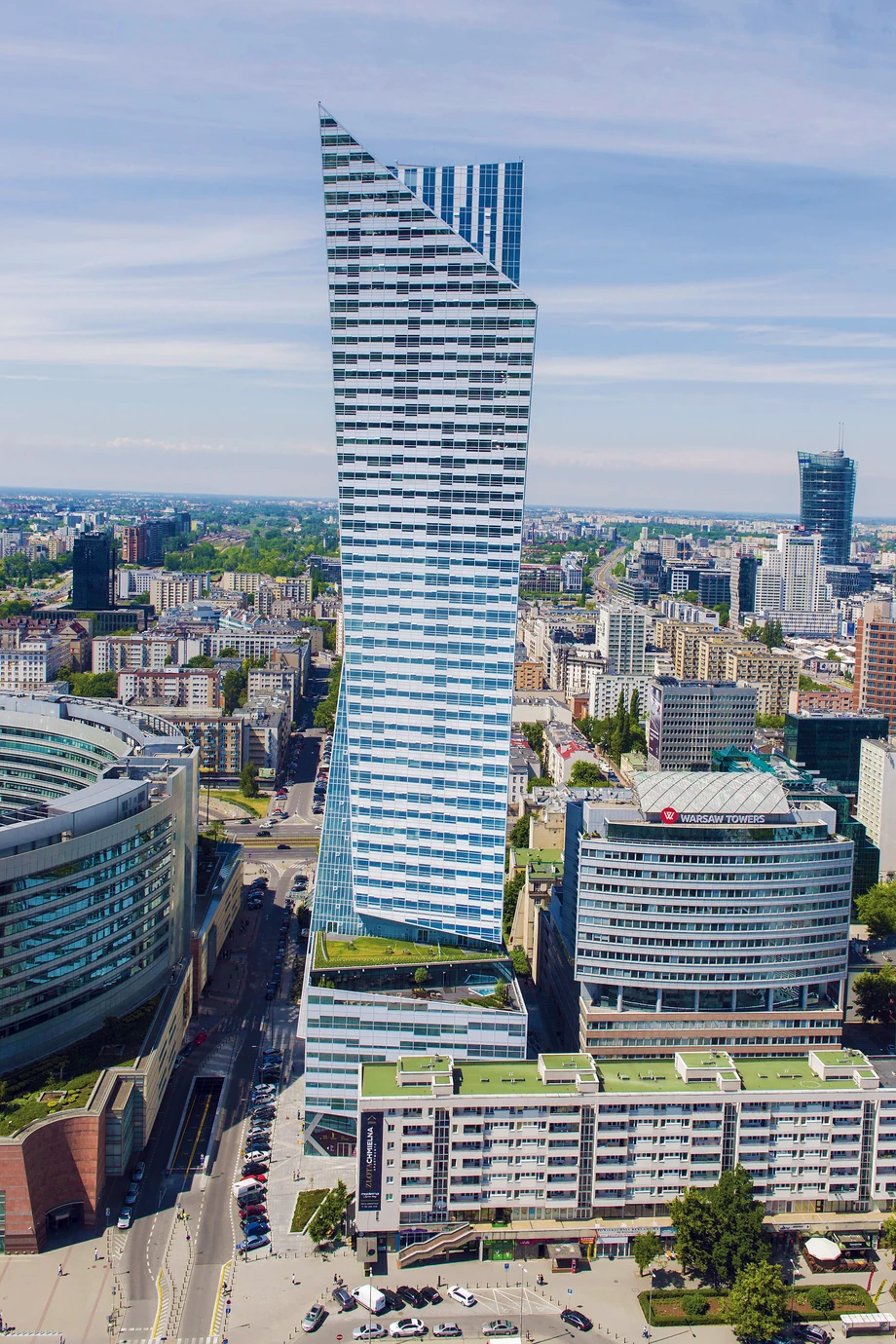 Złota 44. Budowany od 2007 roku apartamentowiec był symbolem przeinwestowania. Dwa lata temu zmienił się popyt, a Żagiel rozruszał rynek, stając się liderem sprzedaży