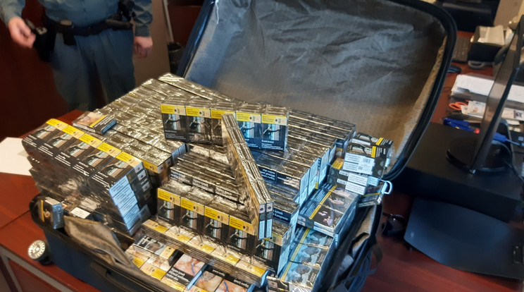 Közel ezer doboz cigarettát találtak egy georgiai utas poggyászában /fotó: NAV