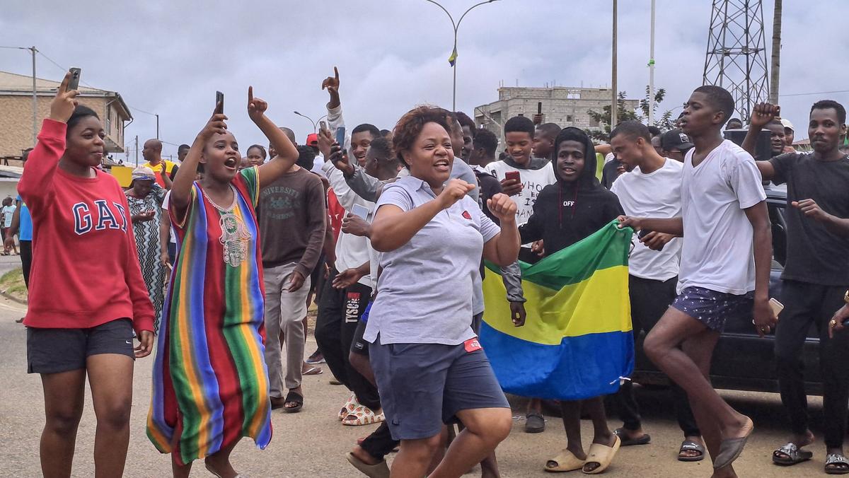 Ludzie świętują zmianę władzy w Gabonie