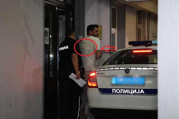 (FOTO) POCEPANA MAJICA I RASEČENE RUKE Slike Marka Miljkovića dok ga policija vodi govori kakav LOM SE DESIO
