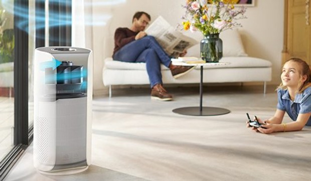 devojcica-lezanje-na-podu-upravljanje-philips-preciscivacem-otac-sedenje-na-kaucu-citanje-novina-970x316