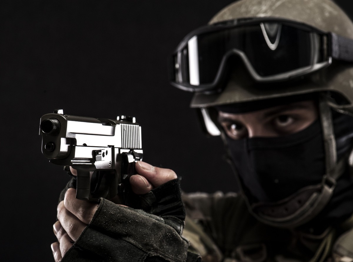 Uzbrojony ochroniarz