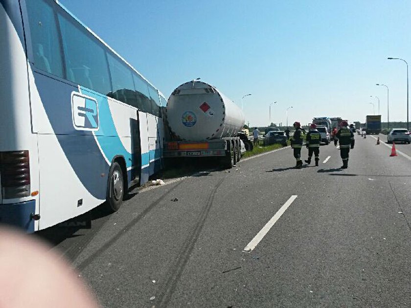 Autobus z dziećmi zderzył się z cysterną