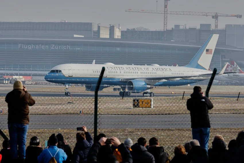 Trampov avion Air Force One sleteo je u Cirih, Švajcarska