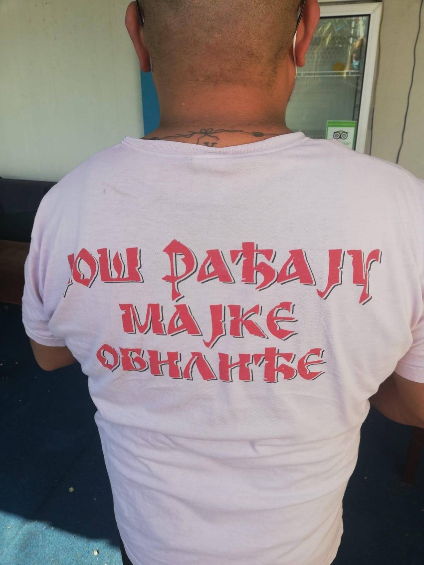 Majica je poklon jednog poznanika iz Srbije, i kako nam Maja kaže, Karlos je obožava