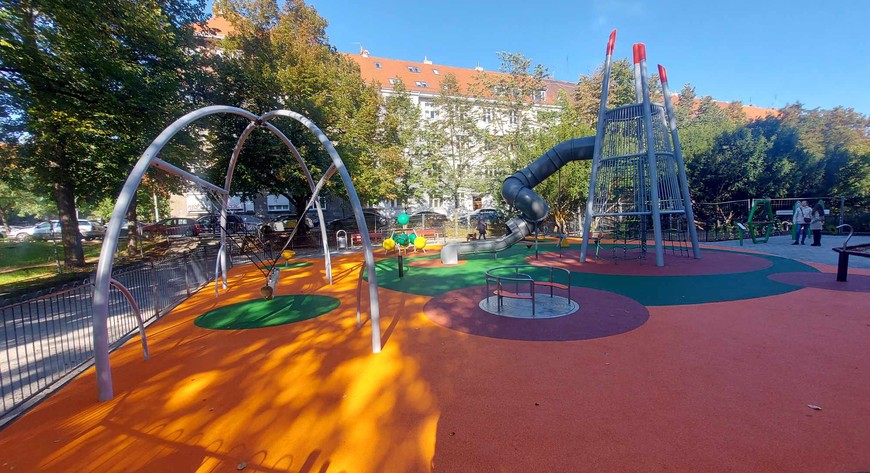 Plac zabaw przy ul. Łukasiewicza będzie służył wszystkim, osób ze specjalnymi potrzebami nie wyłączając!