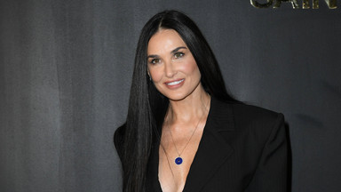 59-letnia Demi Moore pozuje w bikini. Wszyscy patrzą na jej brzuch