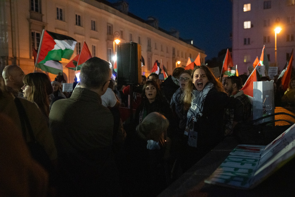 Protest Palestyńczyków pod pomnikiem Kopernika