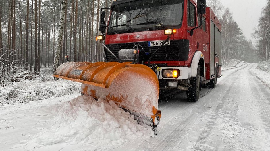 Wóz strażacki odśnieża drogi fot. OSP gmina Maszewo