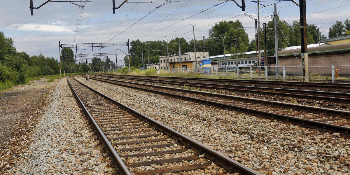 34-latek wpadł pod pociąg. Wyszedł z tego bez szwanku!