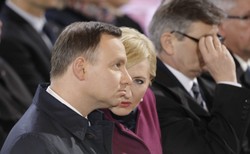 Dziennikarze krytykują artykuł o Agacie Kornhauser-Dudzie. "Wyborcza" przytacza plotkę o nieślubnym dziecku prezydenta