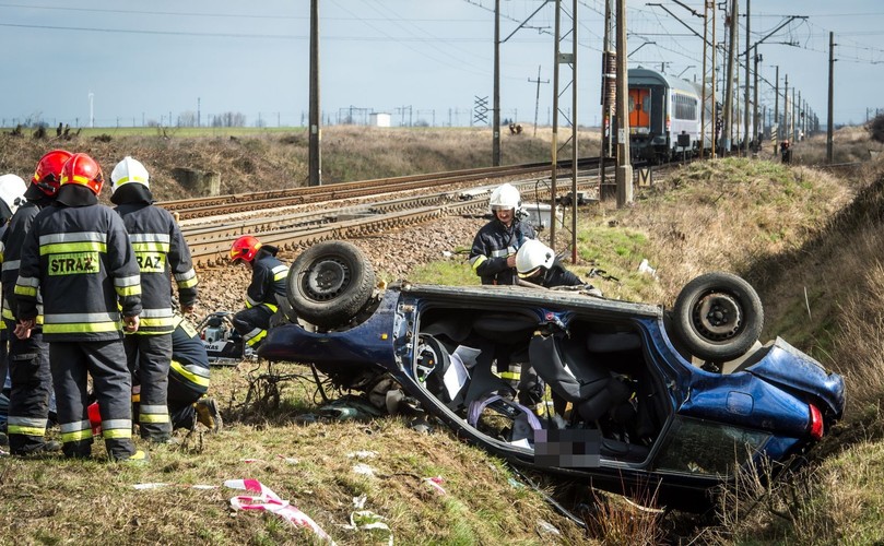 TRAGEDIA NA PRZEJEŹDZIE KOLEJOWYM W DZIARNOWIE. OJCIEC I CÓRKA NIE ŻYJĄ