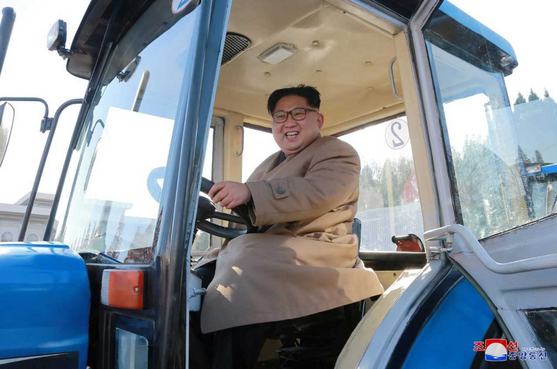 Przywódca Korei Północnej Kim Dzong Un z wizytą w fabryce traktorów