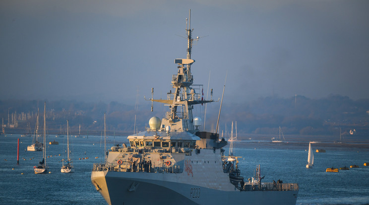 A HMS Tamar brit hadihajó is Jersey szigetéhez érkezett, hogy szembeszálljon a francia halászokkal /Fotó: Getty Images