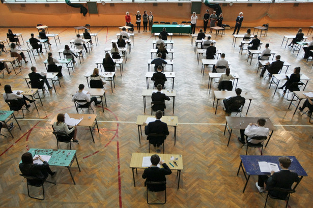 Uczniowie z Gorzowa Wielkopolskiego podczas pierwszego dnia egzaminu gimnazjalnego. Fot. PAP/Lech Muszyński