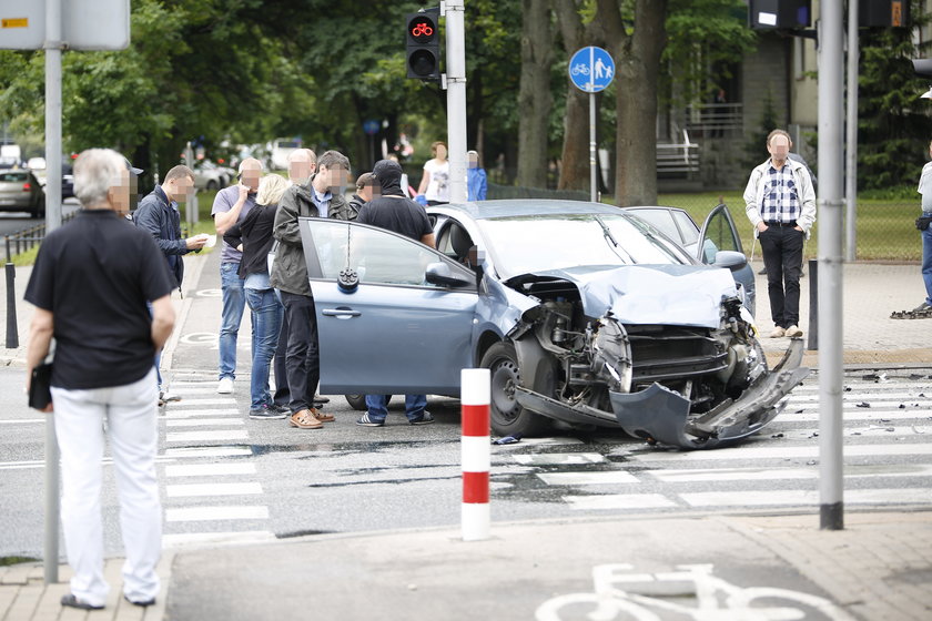 Nieoznakowany radiowóz zderzył się z oplem. Cztery osoby zostały ranne