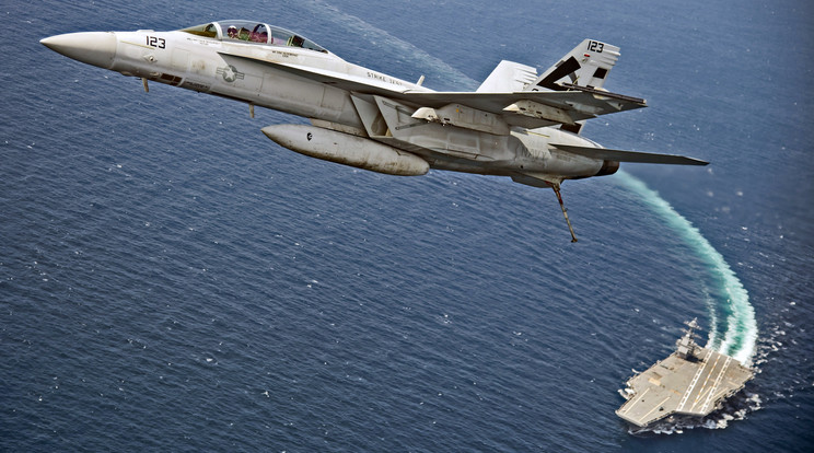 Az amerikai tengerészet által közreadott elképesztő fotókon csodálhatjuk meg az F/A-18F Super Hornet vadászgépet / Fotó: MTI