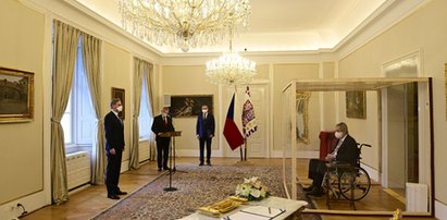 Co za ceremonia. Prezydent Czech w covidowej klatce gratulował nowemu premierowi, Petrowi Fiali [ZDJĘCIA]