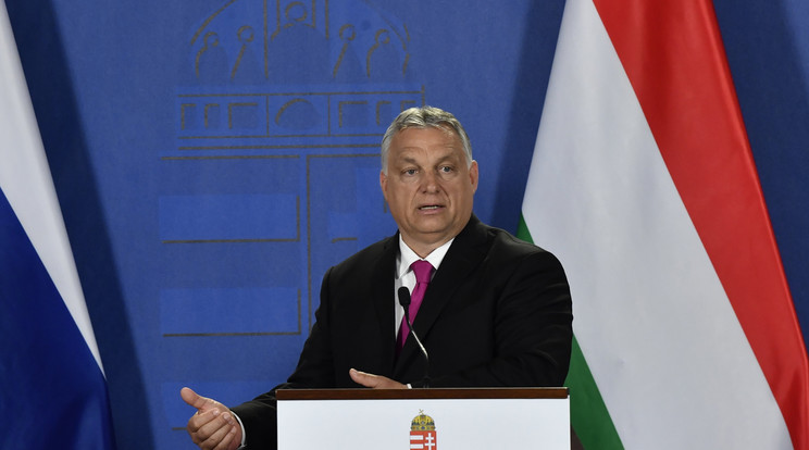 Orbán Viktor kormányfő hivatalában fogadta és köszöntötte Mészöly Kálmán volt válogatott labdarúgót 80. születésnapja alkalmából /MTI/Máthé Zoltán