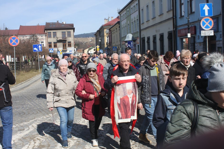 Marsz w obronie dobrego imienia świętego Jana Pawła II oraz wartości, które głosił - Nowy Targ 18 marca 2023 r.