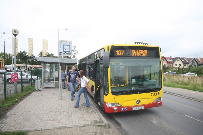 Pasażerowie wsiadają do autobusu komunikacji miejskiej