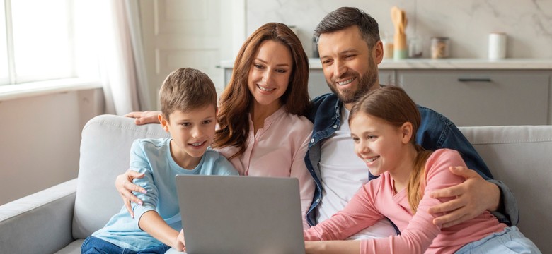 1080 zł zamiast 800 plus na dziecko do 25. roku życia. Komu i na jakich warunkach przysługuje świadczenie?