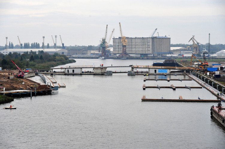 Budowa ma znaczne opóźnienie. Według pierwotnych planów pierwsze jednostki miały wpłynąć do mariny we wrześniu 2014 r. Teraz przewidywane zakończenie inwestycji to okolice czerwca 2015 r.<br><br> fot. (mb/zuz) PAP/Marcin Bielecki