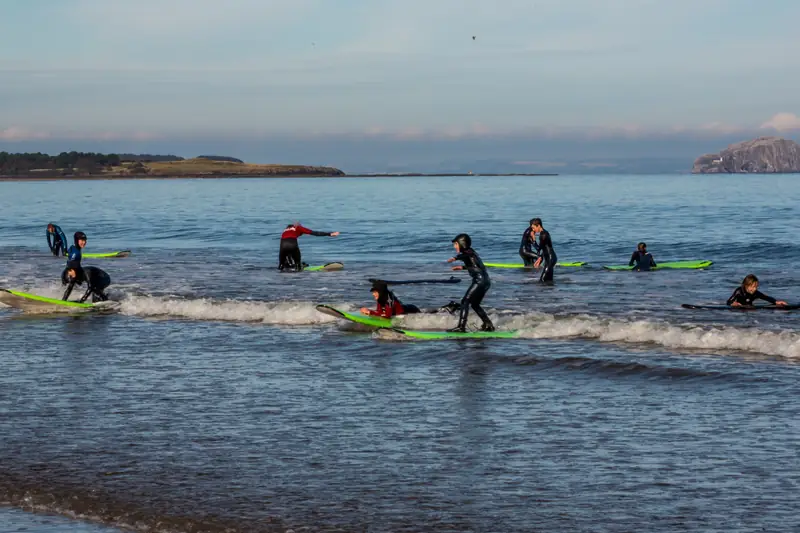 Wybrzeże w Irlandii i Szkocji to idealna miejscówka dla surferów - relacja 