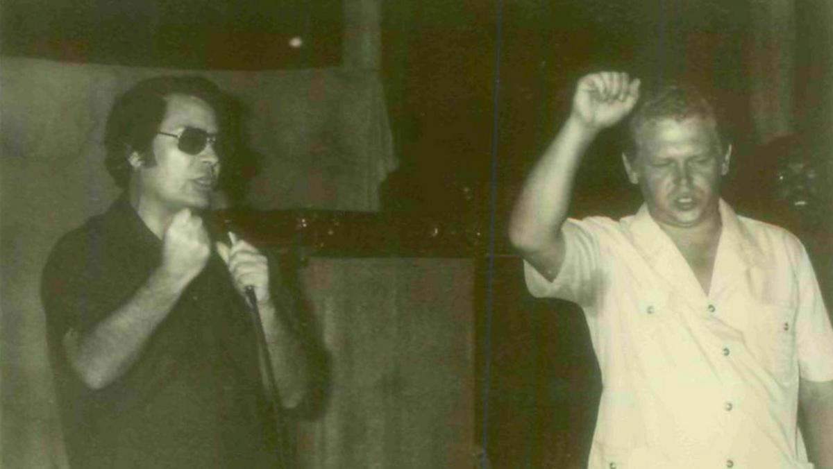 Jim Jones (z lewej) w Jonestown, listopad 1978 r.