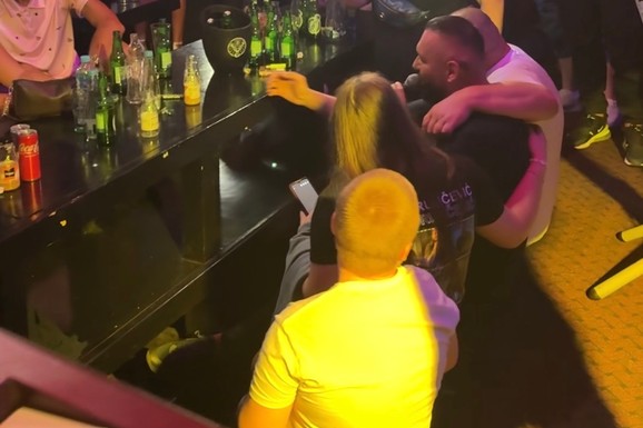 (VIDEO) OTAC SA DECOM KOJU JE MAJKA OSTAVILA DOŠAO NA NASTUP PEVAČA  Prolio suze dok je slušao pesmu: "Što krivo je dete, da bude siroče"