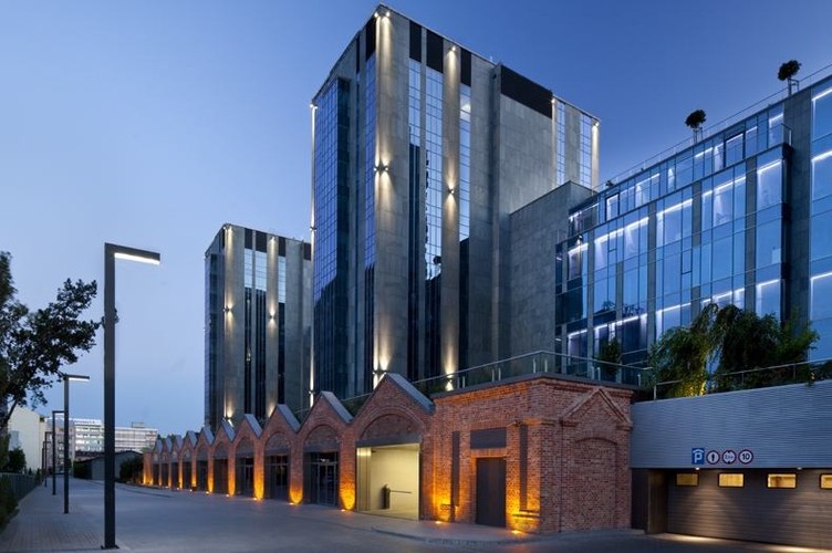 Ciekawym przykładem warszawskiej rewitalizacji, według specjalistów Walter Herz, jest też biurowiec Karolkowa Business Park, w którego nowoczesną, szklaną fasadę wpisane zostały fragmenty historycznych murów dawnej fabryki Philipsa. Oddany dwa lata temu, położony u zbiegu ulic Grzybowskiej i Karolkowej budynek klasy A dostarczył 17, 6 tys. mkw. powierzchni całkowitej.