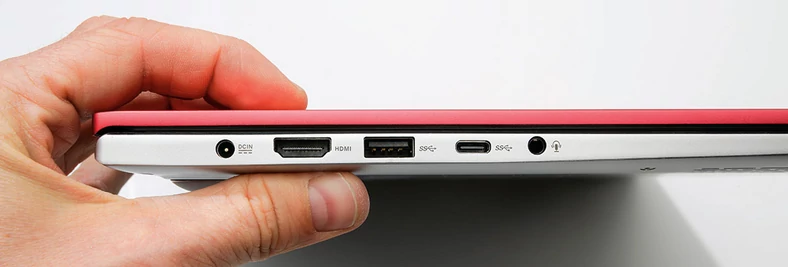 Szybkie porty USB (USB 3.1) znalazły się po lewej stronie pomiędzy HDMI a gniazdem headsetowym. Po prawej są tylko wolniejsze porty USB 2.0