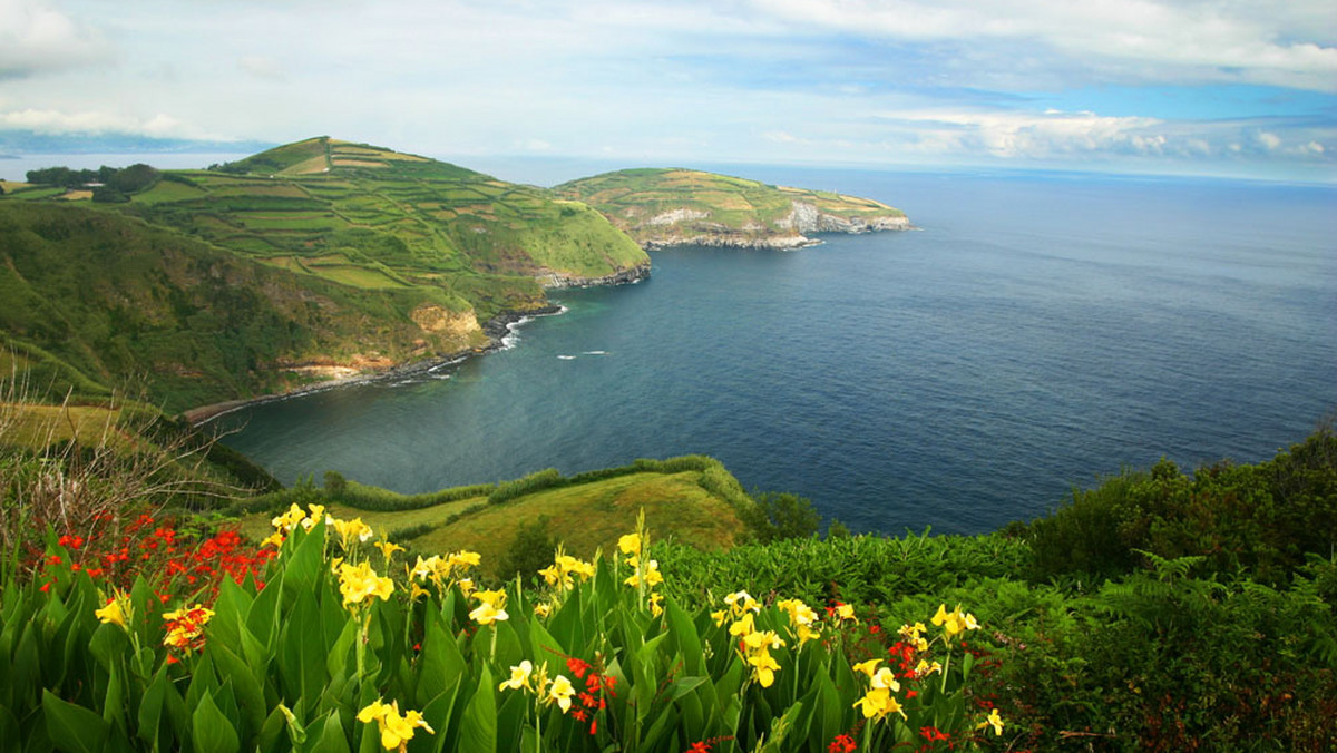 Twierdzenie, że San Miguel jest ogrodem Azorów, umniejsza krajobrazowe walory pozostałych ośmiu wysp. Ale największa i najgęściej zaludniona wyspa archipelagu położonego niemal pośrodku Atlantyku z pewnością dostarczy niezapomnianych wrażeń miłośnikom ogrodnictwa.